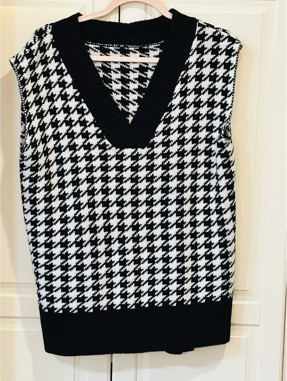 Women's Black and White Houndstooth Pattern V-neck High Low Sweater Vest Size M